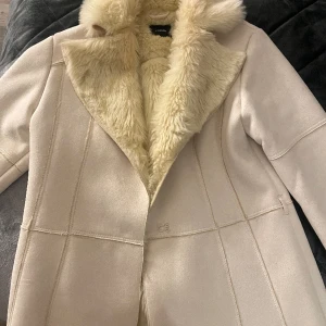 Beige jacka - Beige jacka med fejk päls inuti, jätteskön 