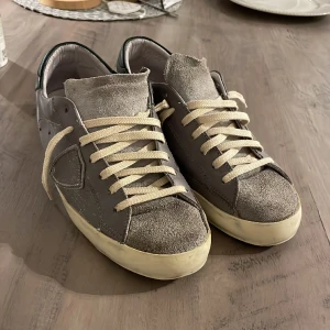 Philippe modell skor  - Tja säljer mina Philippe modell skor, storlek 42, skick 8/10   Skriv vid intresse, mvh Julian!