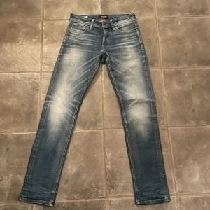 Jack and Jones jeans - Skitsnygga jeans som tyvärr var för små för mig Jag är 180 och väger 70kg och brukar bära 31 i midja
