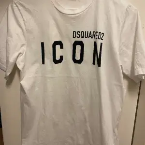 Snygg och clean t-shirt från dsquared2. Jättefint skick, som ny. Nypris 1000kr