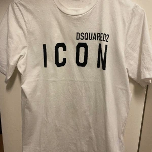 Dsquared2 t-shirt  - Snygg och clean t-shirt från dsquared2. Jättefint skick, som ny. Nypris 1000kr