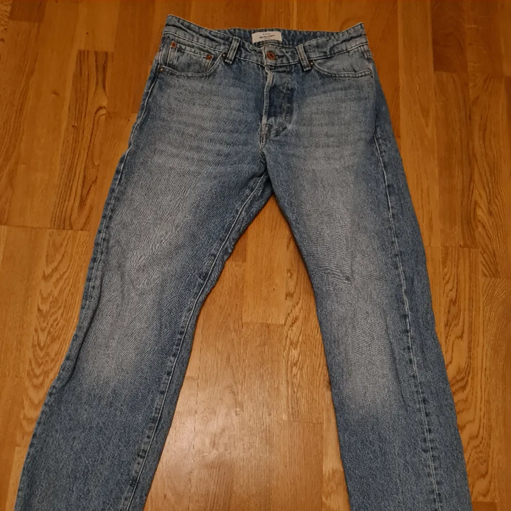 Ett par snygga jeans i bra skick från jack and jones. Jeansen är storlek w 27 l 30 och säljes på grund av att dem inte passar mig längre. Jeansen har inte varit användna på över ett år. Om du undrar något mer är det bara att skriva. Jeans & Byxor.