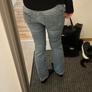 Snygga lee jeans❤️ - Skit snygga lee jeans köpta här på plick, står ingen storlek men skulle säga xxs/xs. Jag är 170 o de passar mig i längden, har sprättat upp de längst ner men går lätt att sy upp igen. Skriv för frågor eller mått❤️