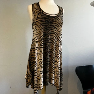 Klänning  - Klänning i tigermönster från Isabella Rodriguez. Super skön och i mycket bra skick! 