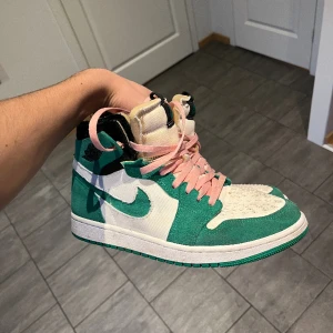 Nike Air Jordan 1 - Jordan 1s som jag satt rosa skosnören på. Säljer då jag inte använder de längre. Storlek 42.
