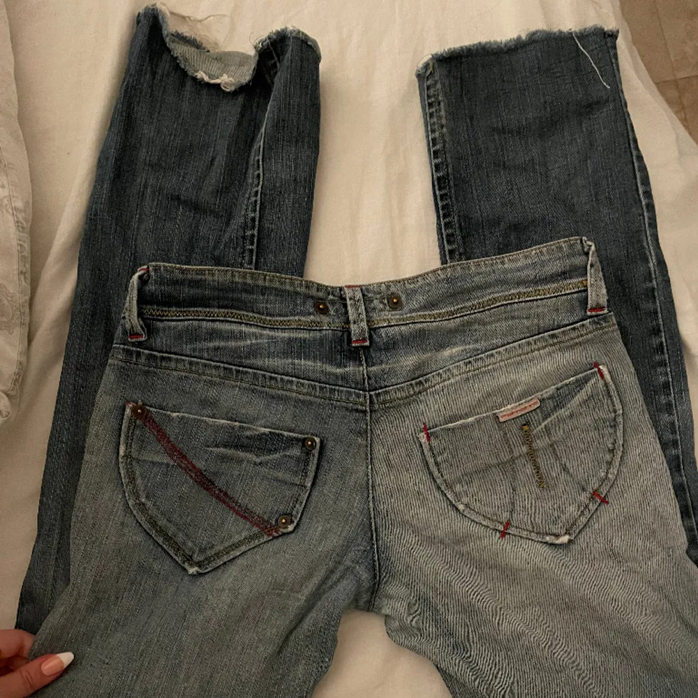 Står ingen stolek på dom men sitter bra på mig som har stolek 27, skriv vid fler funderingar kring jeansen🤍. Jeans & Byxor.