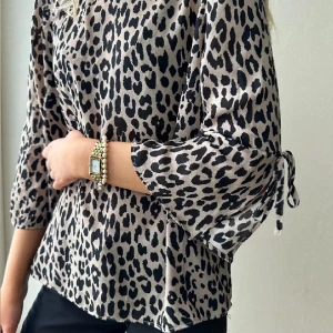 Leopardblus med rosetter - Jättefin leopardblus från gina tricot med rosetter vid ärmarna🩷✨ Passar perfekt till fest eller middag💘 Strlk 38 passar även 36 och 34💘💘Bild 2 är igentligen baksidan på toppen men och framsidan syns på bild 3. Skriv för fler bilder så löser jag det🫶🏼