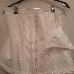 Korsett +Trosa  - Snygg vit korsett +Trosa oanvänd i tyg 