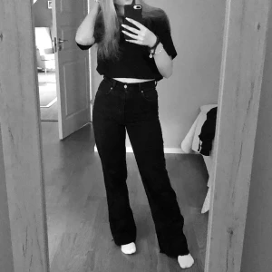 Högmidjade Jeans - Straight  - Säljer nu mina jeans då dem inte kommer till användning längre!💖Högmidjade, raka i benen och sitter väldigt fint i formen!💞Nypris 450kr men säljer för 150kr då dem är i fint skick men ej nyskick!🌸(köparen står för frakt!)
