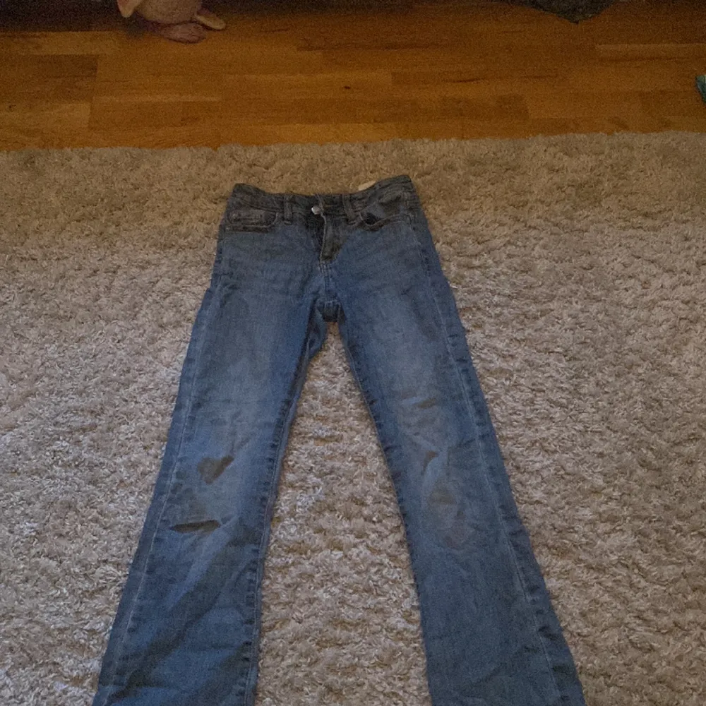 Säljer ett par superfina jeans i storleken 146 jag tycker att det är så sköna och dom är low Waist🩷. Jeans & Byxor.