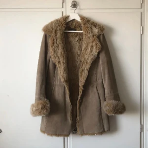 Pälsjacka - Världens finaste jacka men har andra jag använder mer! I superfint skick, 8/10. Väldigt varm och skön om man knäpper den. Skriv för fler bilder på! Passa på nu när det är fri frakt🤩🤩