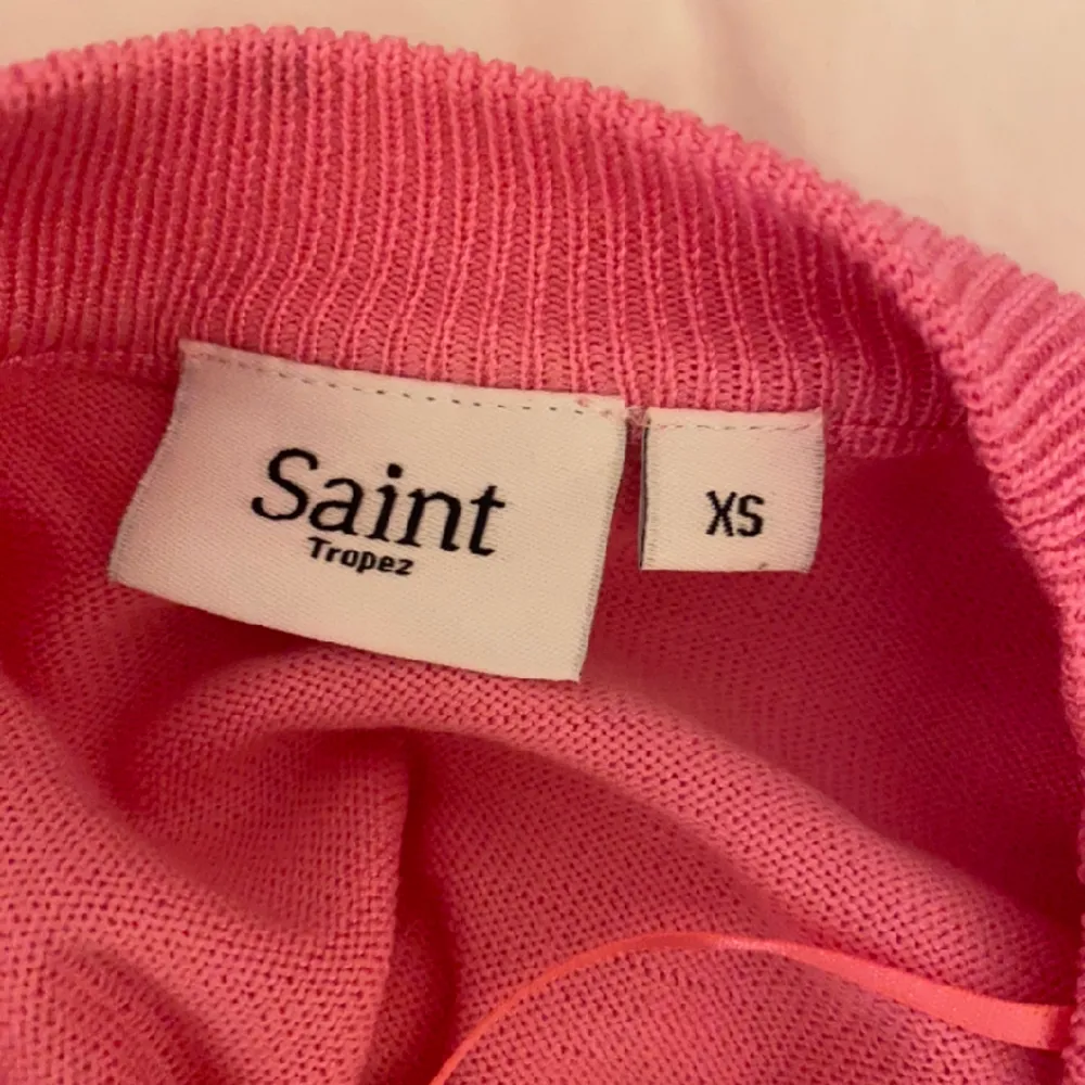 En rosa kortärmad stickad tröja från saint tropez💗 Säljer då jag aldrig använder den. Köpt för 349kr . Toppar.