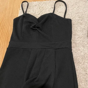 Nelly klänning  - Svart Nelly klänning, endast testad. Vill göra mig av med klänningen snabbt