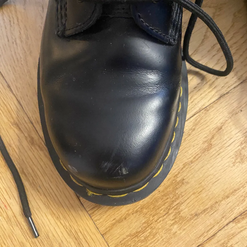 Använda dr Martens i storlek 38. Har ”skav”  längst fram på båda skorna annars jättebra skicka. . Skor.