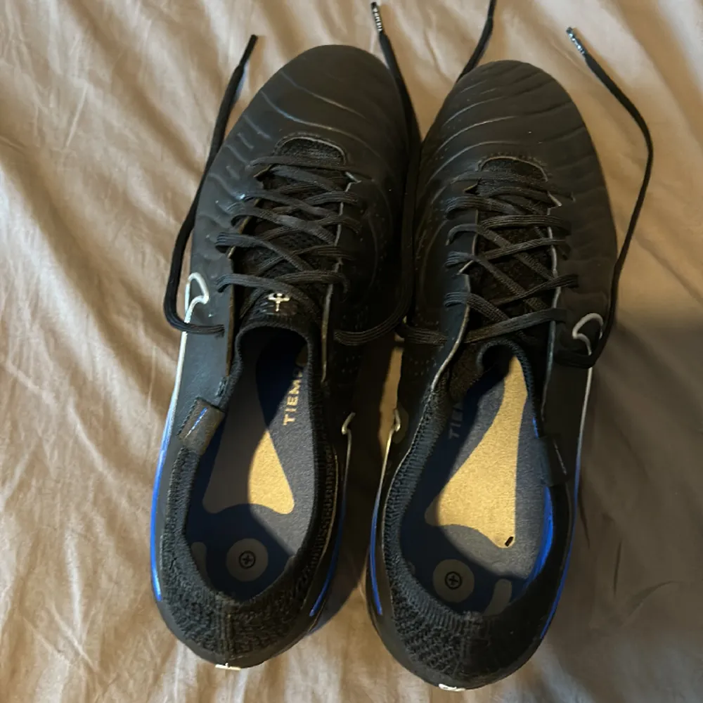 Hej, säljer dessa Nike tiempo legend 10 elite för konstgräs då jag inte gillade dom så mycket, jag har använt under 4 träningar, dom är i väldigt gott skick(9,5/10), nypris 2899, mitt pris 1700, priset kan diskuteras, hör av er vid minsta fundering. Skor.