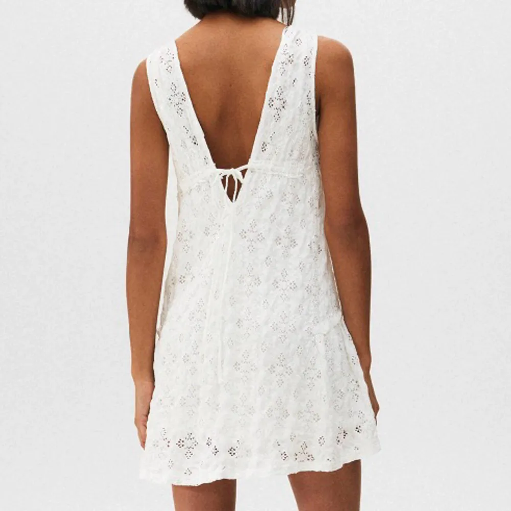 Supersöt vit klänning som inte kommer till användning längre, strl xs men passar även s, köpte den på Pull & Bear för några år sen så den säljs inte längre❤️. Klänningar.