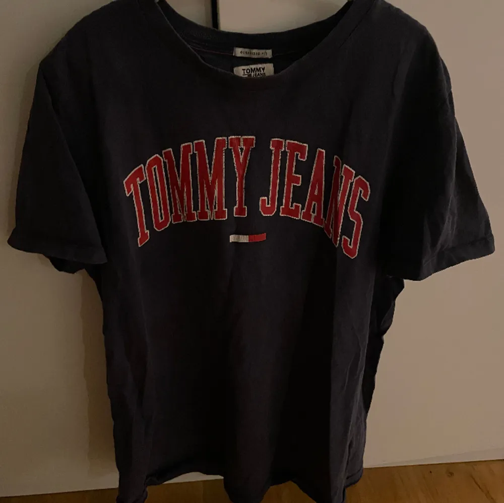 Jättesnygg Tommy Hilfiger t-shirt, storleken är L men passar mig perfekt som har M i t-shirts, materialet är tjockt🩷för fler frågor så är det bara att skriva🩷 OBS! Köparen står alltid för frakten🩷. T-shirts.