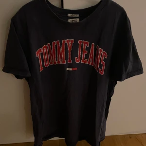 Tommy hilfiger t-shirt - Jättesnygg Tommy Hilfiger t-shirt, storleken är L men passar mig perfekt som har M i t-shirts, materialet är tjockt🩷för fler frågor så är det bara att skriva🩷 OBS! Köparen står alltid för frakten🩷