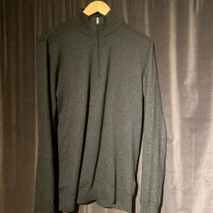 Half zip - Säljer nu denna halfzipen då den inte kommer till någon användning. Mvh