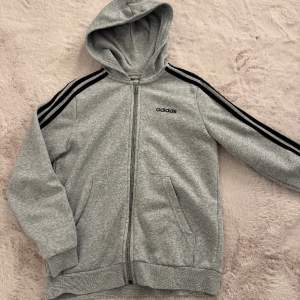 Adidas hoodie, liten i storleken, knappt använd  