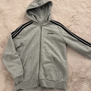 Adidas hoodie  - Adidas hoodie, liten i storleken, knappt använd  
