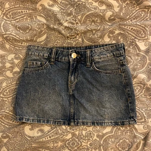 Lågmidjad jeanskjol - Säljer denna lågmidjade kjol i jeans från h&m. Helt ny, endast testad. Storlek 32 (xxs/xs). längd: 28cm midja rakt över: 37cm. Då flera har visat intresse av denna kjol har jag startat en budgivning💙 Utropspris: 80kr. Fraktkostnader tillkommer.