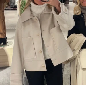 Kappa Kappahl - Säljer denna eftertraktade kappa från Kappahl då jag ej får användning för den. Den är i använt skick men fortfarande otroligt bra. Jag köpte den för 900kr förra året. Hör av er vid frågor eller tryck gärna på köp nu 💓😊