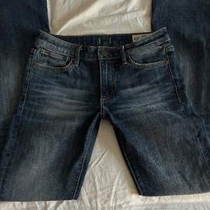 Lågmidjade utsvängda jeans från crocker, inte mycket använda 💫Kan skicka fler bilder privat. Midjemått: 35cm tvärs över och innebenslängd: 79cm! Kan mötas i Stockholm men fraktar även