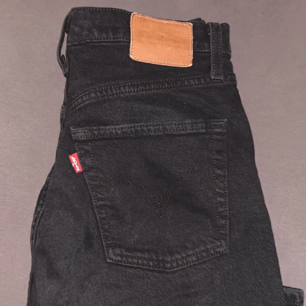 Svarta Levis jeans raka i modellen formar kroppen jättefint! Skriv för mer information (säljer även samma i ljusblåa ). Jeans & Byxor.