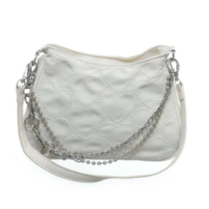 Väska med hjärtan  - 💖Säljer en jättegullig gräddvit väska med hjärtan på.💖Man kan sätta på och av både kedjan och bandet!! Inuti har den ett fack och dragkedjan fungerar bra. Defekter se bild 3. Skriv om du undrar nått och kom gärna med prisförslag💖🛍️💕Tar emot ”köp nu” ❤️