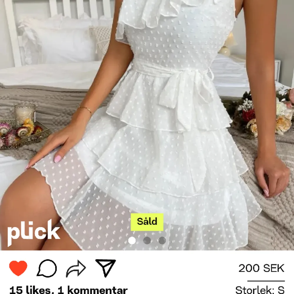Säljer denna jättefina vita klänning från Nelly. Perfekt klänning nu till studenten:) inga defekter eller synliga tecken på användning. Kontakta gärna mig vid frågor om för fler bilder. Klänningar.