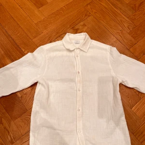 Vit Blus - Vit Blus från Lindex. Väldigt fin och bekväm. Har en röd fläck men det går nog att tvätta bort med stain remover. Priset är diskuterbart.