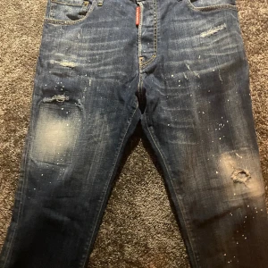 Dsquared2 jeans - Tjena, just nu säljer jag mina Dsquared2 jeans för måste få snabba cash. Skicket är 10/10. Storlek 50 