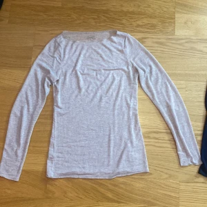 Intimissimi tröjor - Säljer mina två intimissimi tröjaor, fick hem dom gör cirka 3 veckor sen men gillade inte färgerna, skriv vid funderingar, en tröja för 200 och båda för 350kr❤️