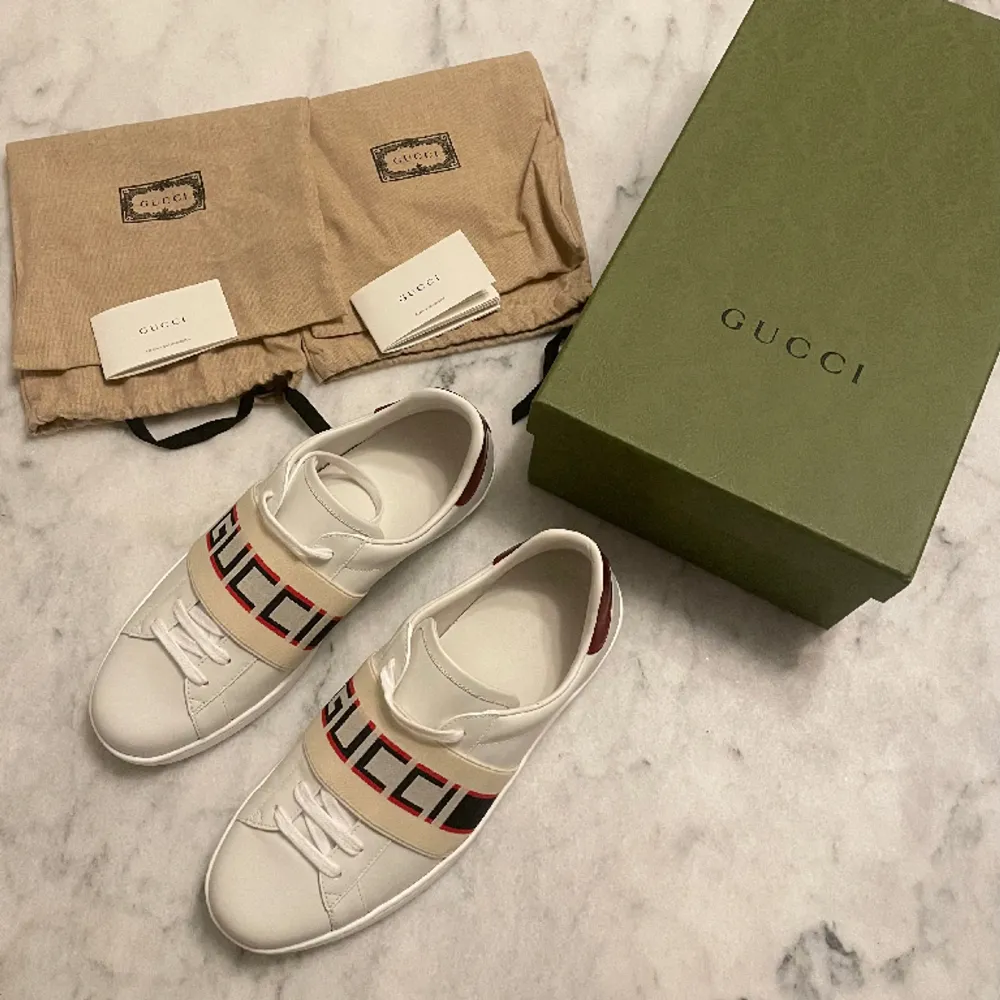 Säljer nu minna Gucci Ace Leather Low i Stl 42 men passar upp till 43. Skick 10-10. Allt og medföljer. Retail 7-8000 mitt pris 4899kr. Byten kan vara intressant, i skor Stl 43 och kläder Stl M-L.. Skor.