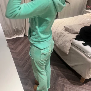 Juciy couture sett  - Världens finaste färg och världens finaste sett! Så trendigt och snyggt! Köpte i new york för ungefär 2000 säljer hela för 800kr + frakt. Kan diskutera pris vid snabb affär ❤️byxorna är i storlek s och tröjan M. Passar bra på mig som är s/xs