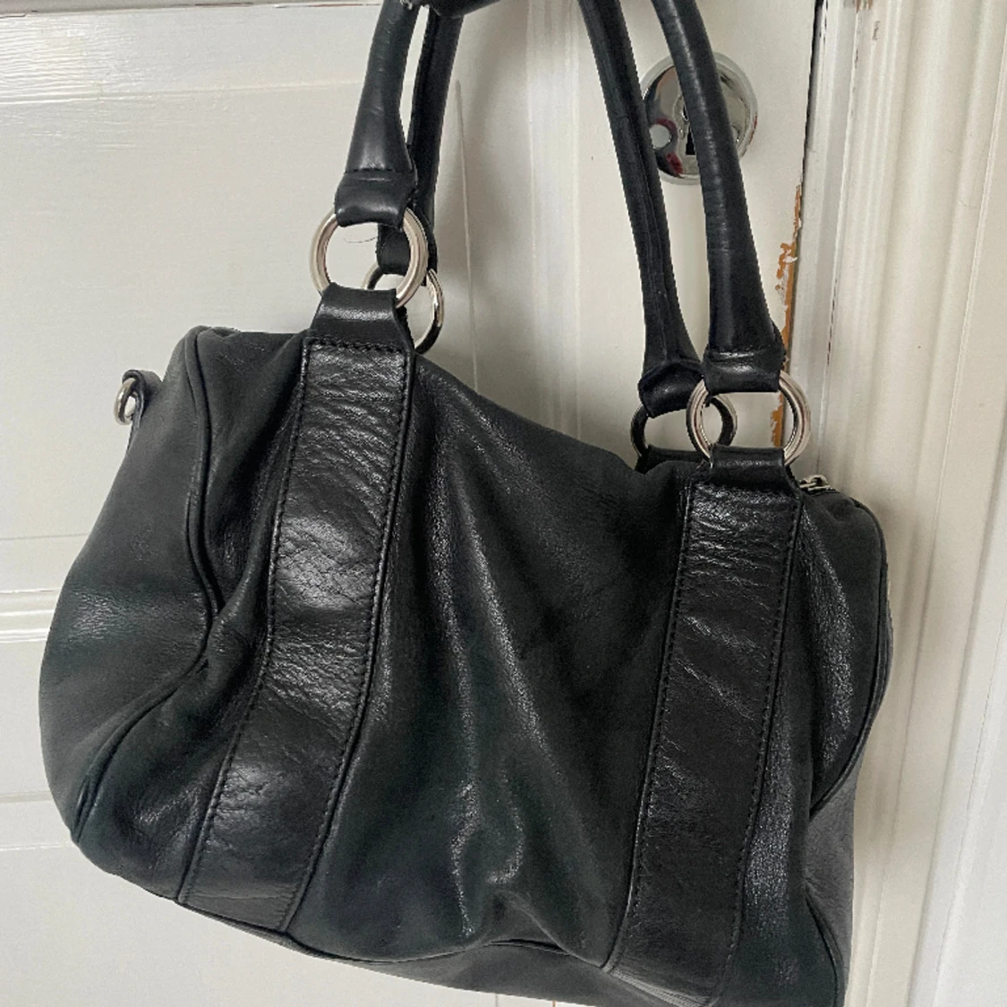 Svart väska med nitar - 90