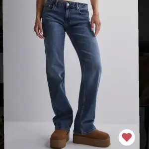Säljer dessa Low waist jeansen från Nelly, använda en gång bara och säljer för att dom är lite för korta till mig som är 180cm. Storlek 36, helt slutsålda på hemsidan 