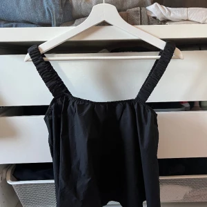 Svart topp  - Svart topp från mango, bara använd 1-2 gånger 🤩🤍