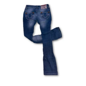Trueys | tjej | mörkblå - 💛 True religion jeans 💛 mått:  midja 34  midja till ben slut 94  ben öppning 18  Straight jeans