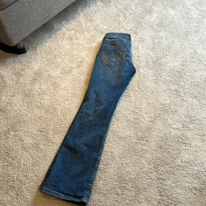 Lågmidjade jeans  - Jätte fina lågmidjade jeans med snygga fickor💕Skriv privat för fler bilder💕stl s passar även m💕TRYCK PÅ KÖP NU🚨