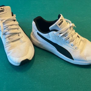 Puma  - Skorna är sparsamt använda och är i mycket bra skick. 