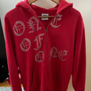 Säljer denna One Of One hoodien som inte säljs längre, storlek s. Skick 9/10. 450kr