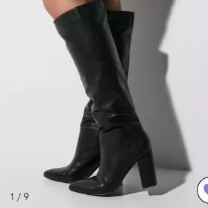Boots  - Använda en gång, super snygga och bekväma, bilderna är lånade , skriv privat för fler bilder