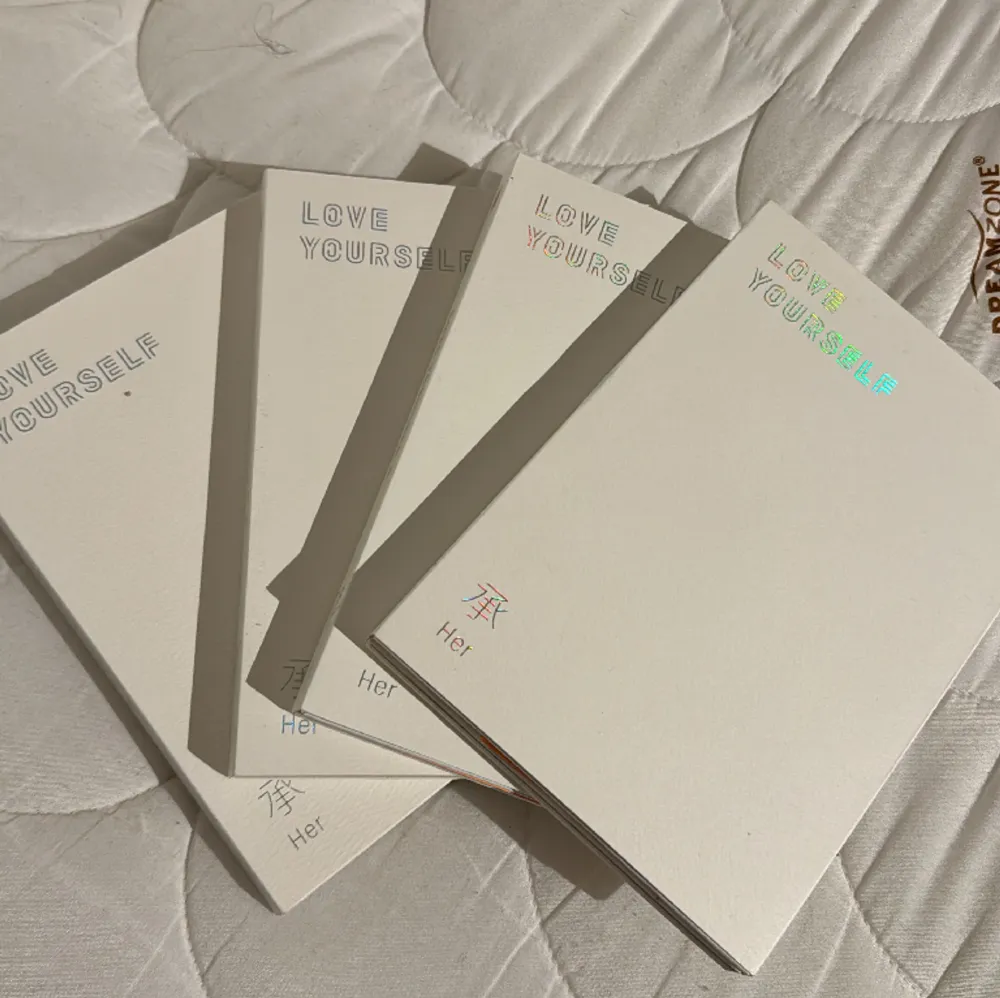 BTS love yourself ”love” verisions set med photocards / fotokort. Accessoarer.