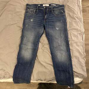 Fräscha replay jeans med lite sliten stil!  Strl 33-32 och köpta för 1299. 