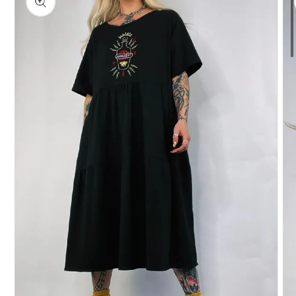 Storlek står inte i men skulle säga att den är S-M oversize i modellen, aldrig använd . Klänningar.