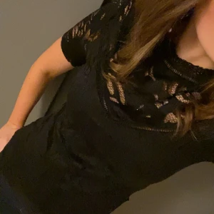 Svart spetts tröja - Super fin svart spets tröja, den är avklippt i armarna med de ser helt normalt ut, pris kan diskuteras 