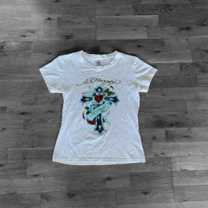 Ed Hardy t-shirt - Super snygg Ed Hardy T-shirt i storlek L dam men väldigt slim så skulle säga en xs/s beroende på hur man vill att den ska passa🔥 I väldigt bra skick skulle säga 9/10🔥
