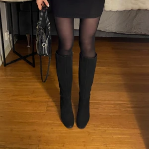 Mocka stövlar - Mocka stövlar i storlek 39 från Ellos. Gulddetaljer. Använda en gång